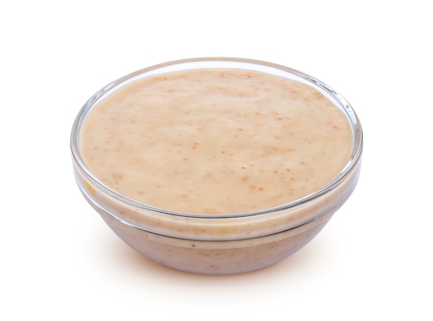 Salsa di sesamo Tahini isolato su sfondo bianco