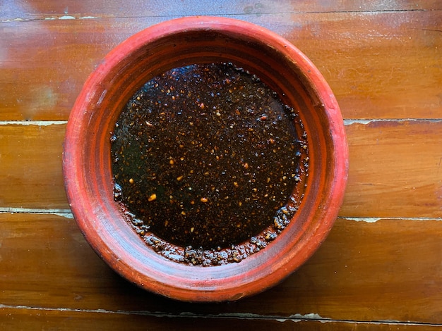 salsa di soia con fagioli o arachidi mashed su mortaio cibo in stile giavanese