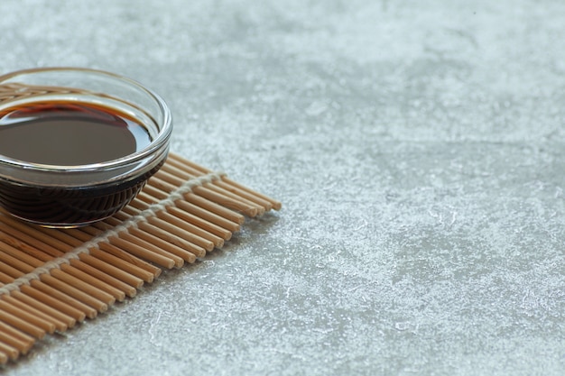 Salsa di soia su un tovagliolo di bambù