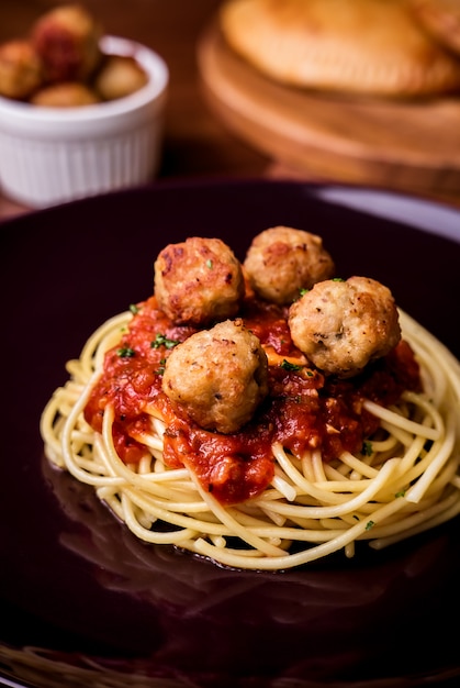 Salsa di spaghetti italiana con polpette sul tavolo.