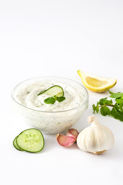 Salsa di Tzatziki in ciotola isolata