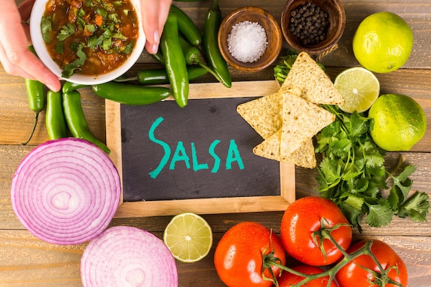 Salsa fresca in ciotola bianca con gli ingredienti.