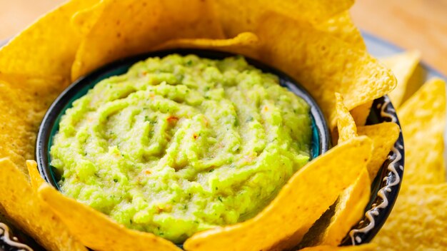 Salsa guacamole e chips di nacho