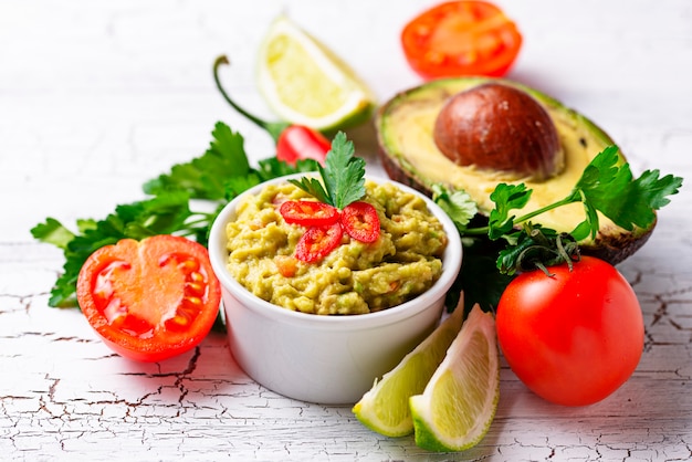 Salsa guacamole messicana tradizionale di avocado