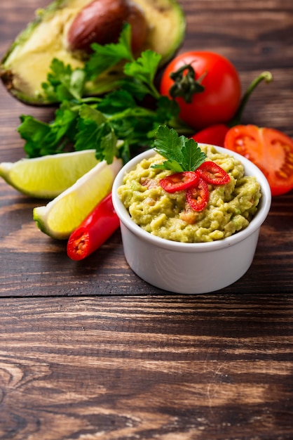 Salsa guacamole messicana tradizionale di avocado