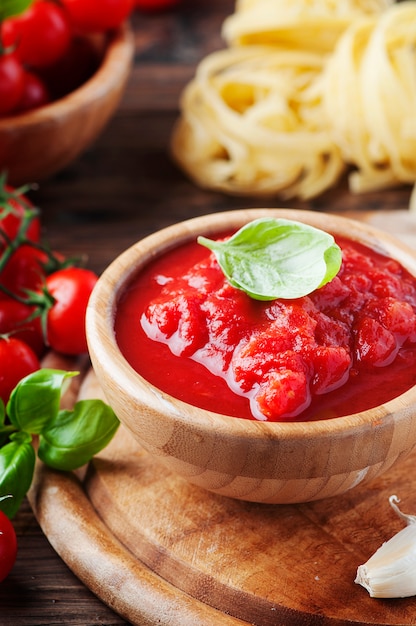 Salsa italiana con pomodoro e basilico