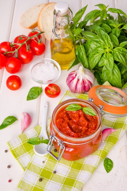 Salsa marinara. Salsa di pomodoro italiana tradizionale con erbe aromatiche, olio d'oliva e aglio in un barattolo di vetro.