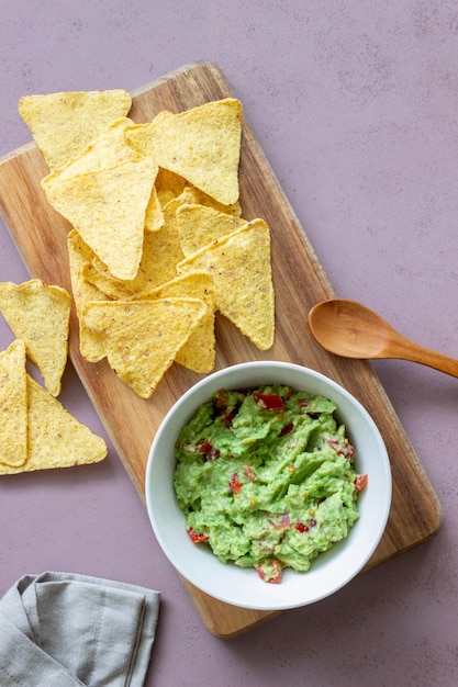 Salsa messicana alla salsa guacamole con patatine di nachos. Cibo messicano. Mangiare sano. Cibo vegetariano.