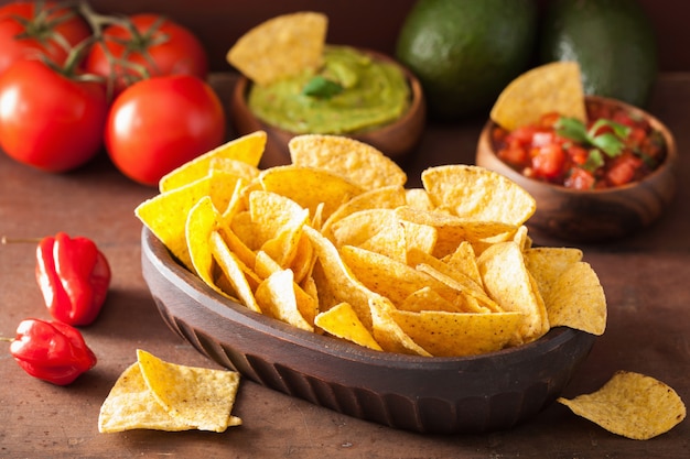 Salsa messicana di guacamole e salsa, nachos tortilla chips