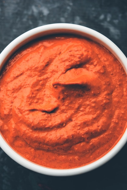 Salsa Peri Peri in una ciotola, originaria del Portogallo, è una salsa piccante a base di piri piri o peperoncini africani a volo d'uccello. messa a fuoco selettiva