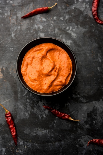 Salsa Peri Peri in una ciotola, originaria del Portogallo, è una salsa piccante a base di piri piri o peperoncini africani a volo d'uccello. messa a fuoco selettiva