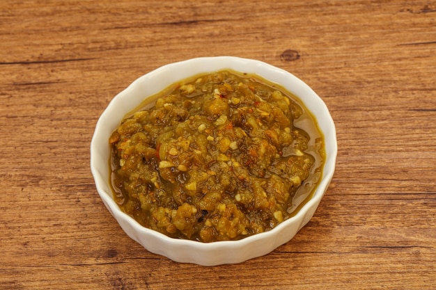 Salsa piccante verde nella ciotola