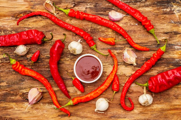 Salsa tailandese tradizionale Sriracha con ingredienti