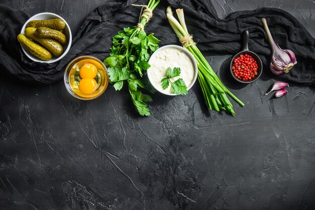 Salsa Tartara fatta in casa con ingredienti biologici e sottaceti