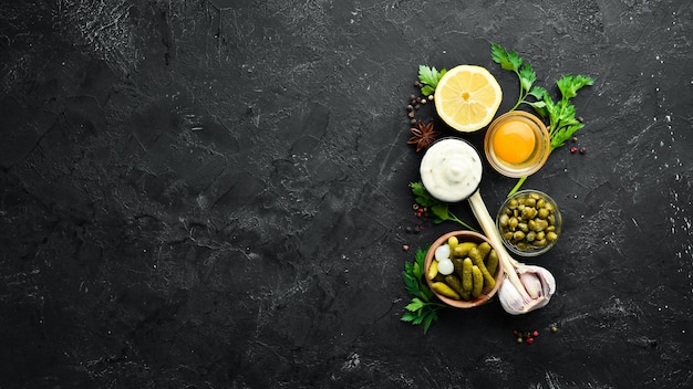 Salsa tartara Preparazione di salsa di capperi cetrioli prezzemolo limone e uova Vista dall'alto spazio libero per il testo