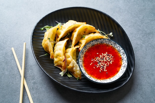 Salsa teriyaki gyozas al vapore e sesamo