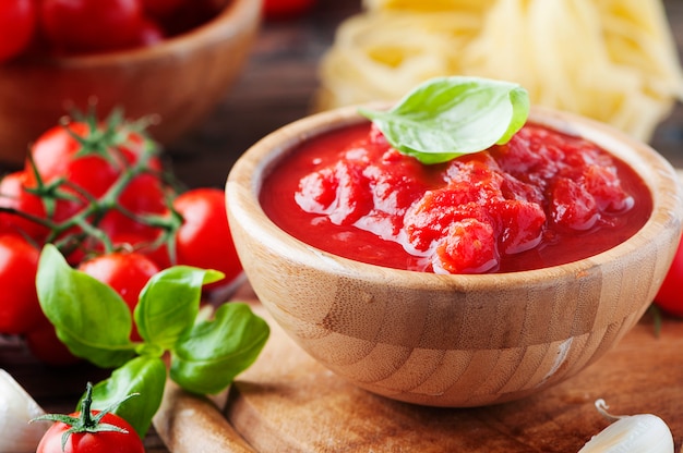 Salsa tradizionale italiana con pomodoro e basilico