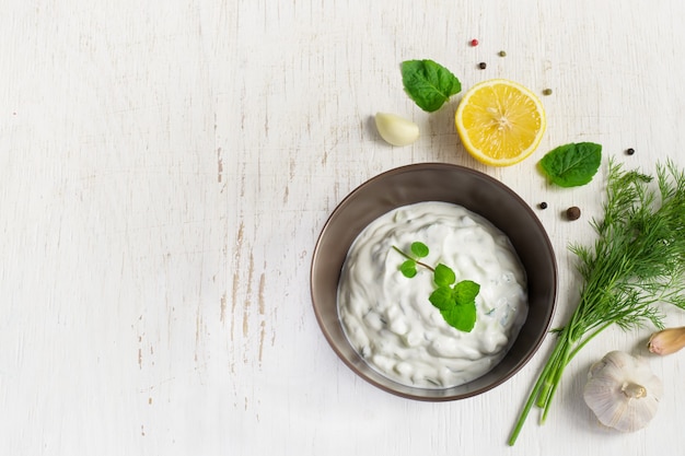 Salsa Tzatziki nella ciotola e gli ingredienti