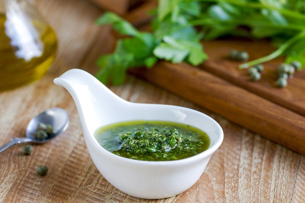 Salsa verde italiana fatta in casa con ingredienti freschi