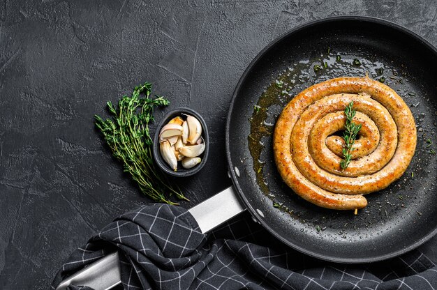 Salsicce a spirale grigliate con aglio e condimento in padella