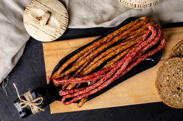 Salsicce affumicate sottili e fette di pane