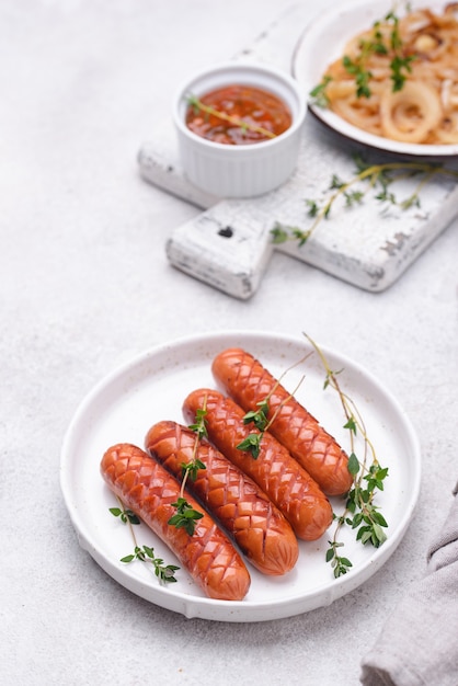 Salsicce alla griglia con cipolla arrosto