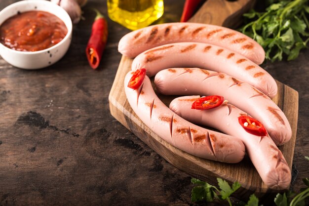 Salsicce alla griglia con ketchup, erbe e peperoncini piccanti