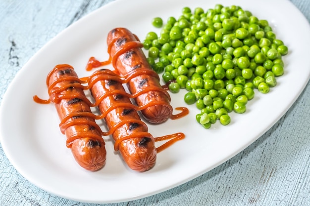 Salsicce alla griglia con piselli