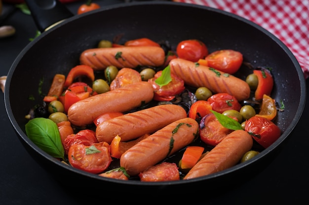 Salsicce alla griglia con verdure in padella in stile greco.