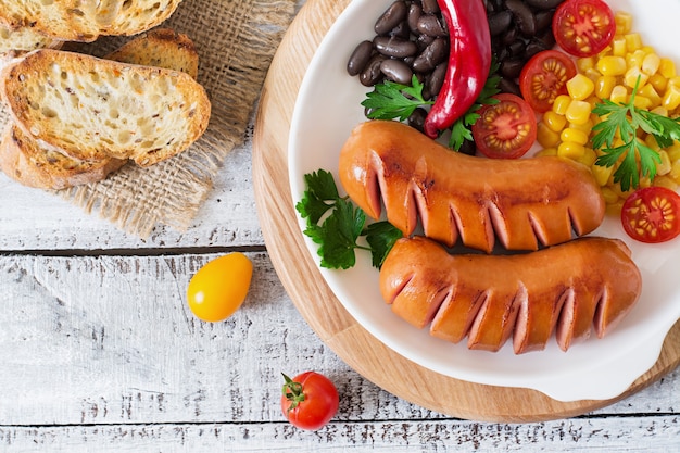 Salsicce alla griglia padella sul tavolo di legno