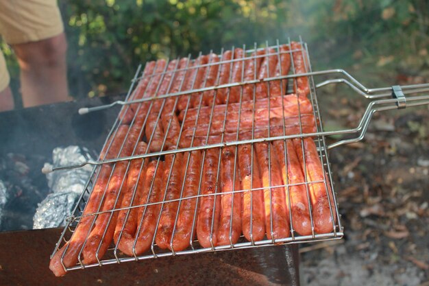 Salsicce alla griglia sul barbecue arrosto alla griglia