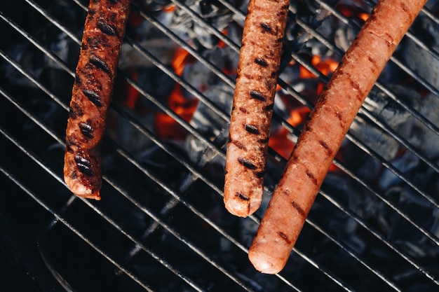 Salsicce alla griglia sulla griglia del barbecue Messa a fuoco selettiva