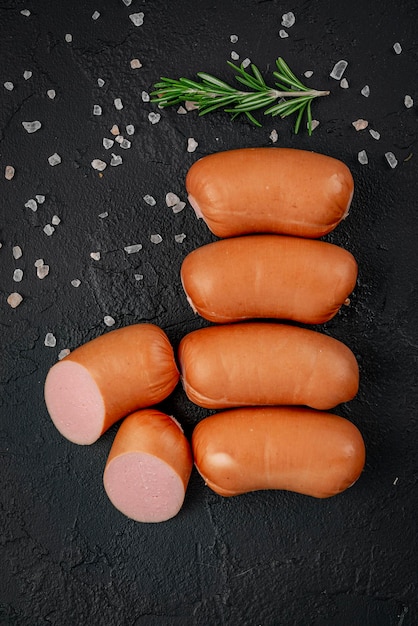 Salsicce bollite su sfondo scuro Wiener
