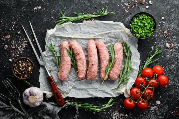 Salsicce crude al barbecue con spezie e verdure Vista dall'alto Spazio libero per il testo