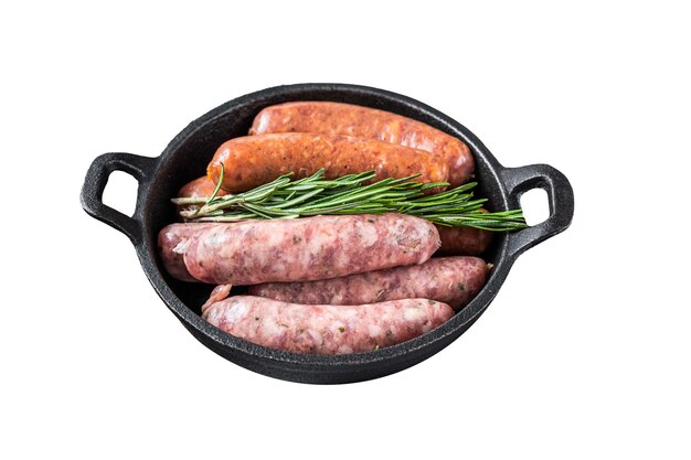 Salsicce crude Chorizo e Bratwurst con spezie in una padella con rosmarino Isolato su sfondo bianco Vista superiore