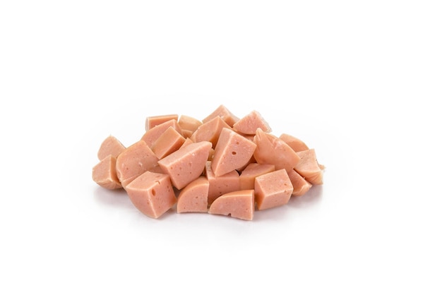 salsicce di maiale cotte a cubetti isolate su sfondo bianco