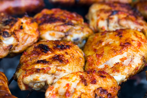 Salsicce di pollo grigliate su un barbecue all'aperto per quel gusto speciale all'aperto affumicato!