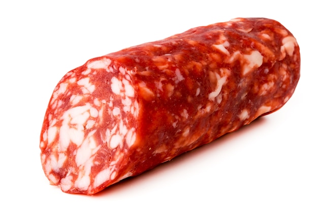 Salsicce di salame su bianco, primi piani.