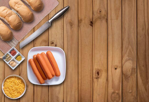 Salsicce e ingredienti per hot dog