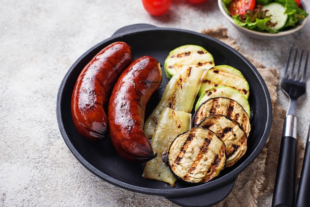 Salsicce e verdure grigliate di maiale