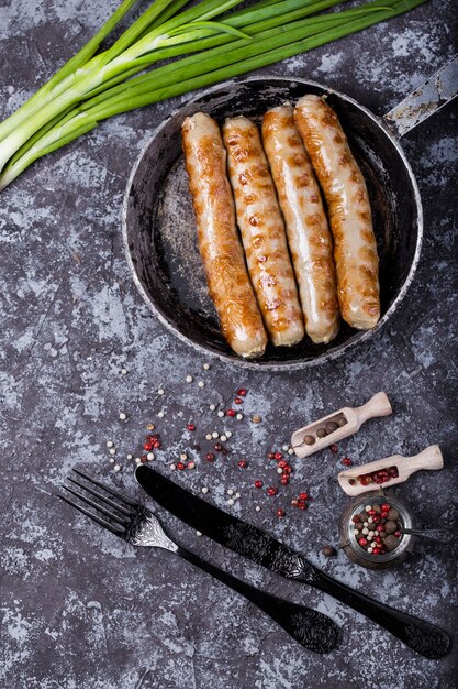 Salsicce fatte in casa alla griglia con spezie ed erbe aromatiche