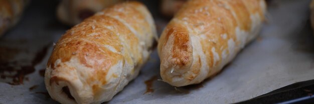 Salsicce fatte in casa in pasta sulla teglia