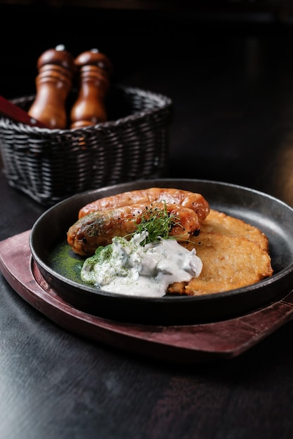 Salsicce fritte bavaresi con frittelle di patate