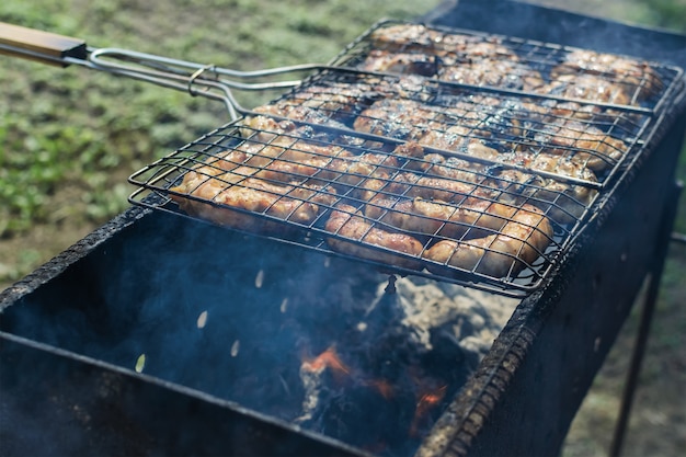 Salsicce fritte sulla griglia da vicino