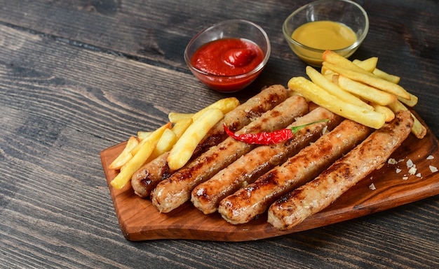 salsicce grigliate calde, con senape di ketchup di patatine fritte