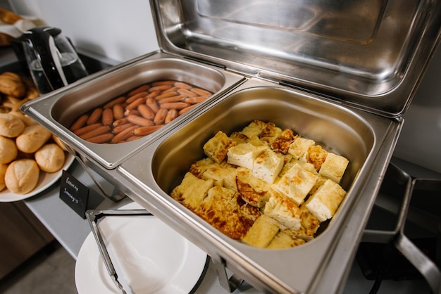 Salsicce in ciotola al tavolo del buffet