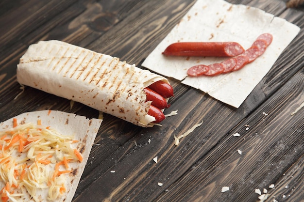 Salsicce in pane pita su fondo di legno