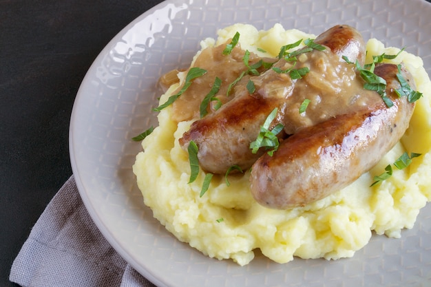 Salsicce inglesi con purè di patate e salsa.