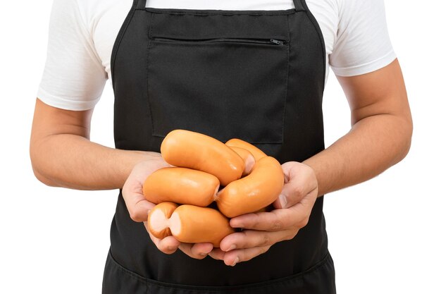 Salsicce nelle mani di un cuoco maschio isolato su sfondo bianco concetto di cottura