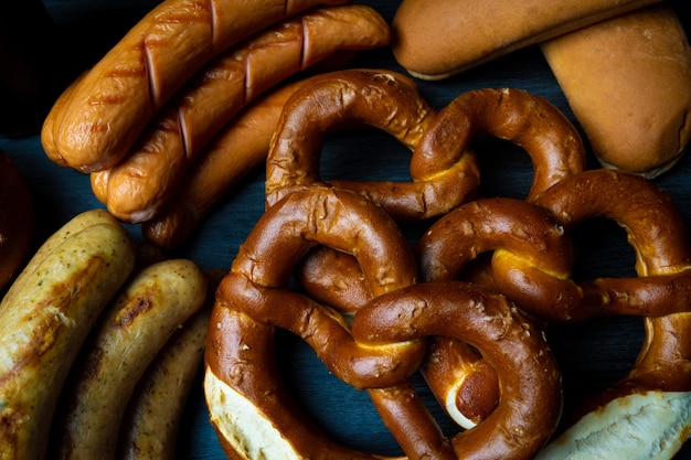 salsicce salatini pane e stile cibo scuro